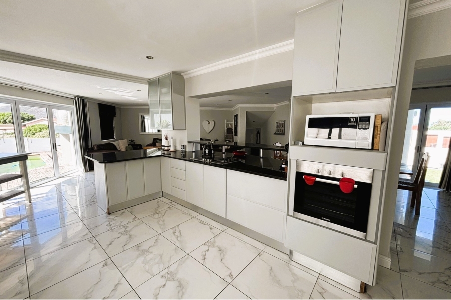 6 Bedroom Property for Sale in Perlemoenbaai Western Cape